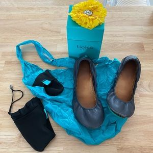 Tieks California Navy size 7 w original box, flower, bags - good/fair condition.